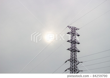 多雲的天空和電源線 84259700