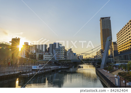 Evening view of Namba Hatch and Canal Terrace Horie seen from Fukasato Bridge over the Dotonbori River [November photo] 84262404