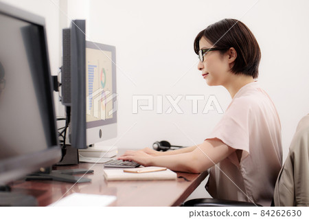 Eye strain blue light middle female business Eye strain blue light middle female business 84262630