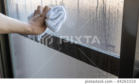 防止冬季窗戶上結露的措施 防止冬季窗戶上結露的措施 84263319