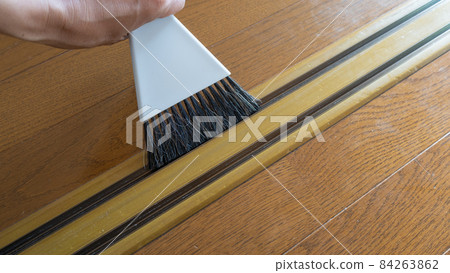 Cleaning sliding door rails 84263862
