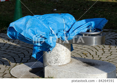 藍色床單,床單,圍欄,冬季圍欄,雪圍欄,冬季,北方國家 藍色床單,床單,圍欄,冬季圍欄,雪圍欄,冬季,北方國家 84264591