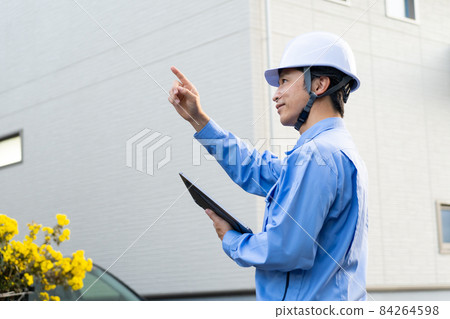 Men's middle house in work clothes 84264598
