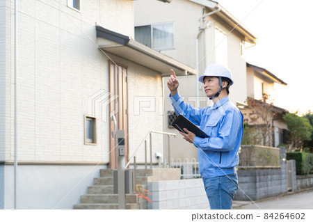 Men's middle house in work clothes 84264602