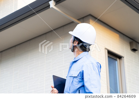 Men's middle house in work clothes 84264609