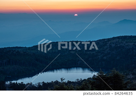 Sunrise of Shirakoma Pond seen from Kita Yatsugatake Takamiishi. 84264635