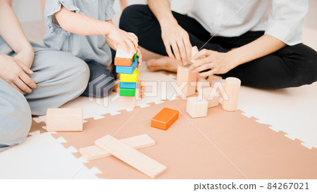 Girl playing with blocks 84267021