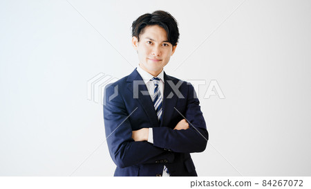 雙臂交叉的商人 84267072