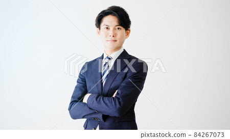 雙臂交叉的商人 84267073