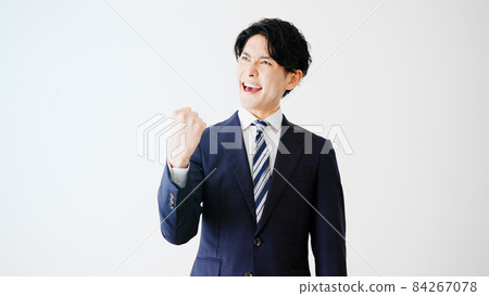  打膽量姿勢的商人 84267078