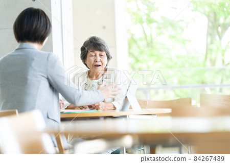 Senior inheritance consultation salesman 84267489