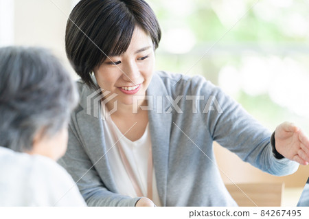 Senior inheritance consultation salesman 84267495