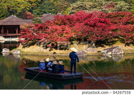 《Kagawa Prefecture》 Ritsurin Garden ・ Tourists on a houseboat 84267556