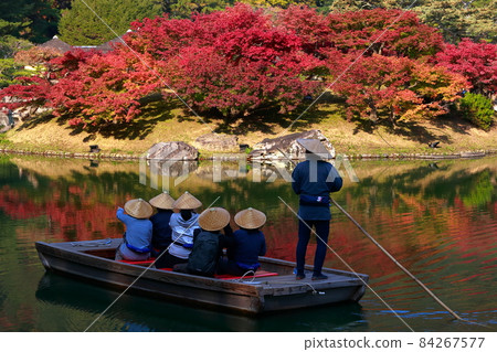 《Kagawa Prefecture》 Ritsurin Garden ・ Tourists on a houseboat 84267577