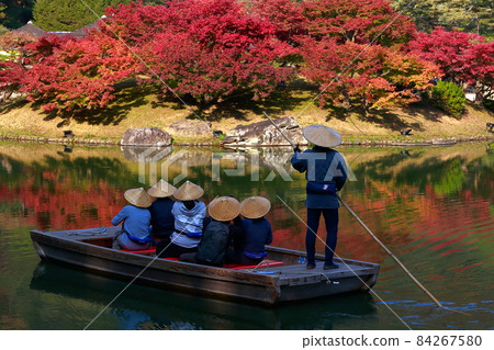 《Kagawa Prefecture》 Ritsurin Garden ・ Tourists on a houseboat 《Kagawa Prefecture》 Ritsurin Garden ・ Tourists on a houseboat 84267580