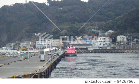 A ferry anchored at Okata Port, Izu Oshima (photographed in February 2016) A ferry anchored at Okata Port, Izu Oshima (photographed in February 2016) 84267663
