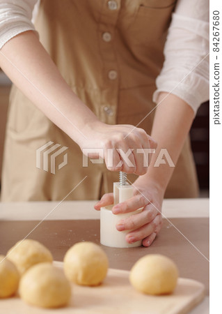 Woman Making Decorated Mooncakes 84267680