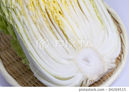 White background Chinese cabbage half (1/2 cut) White background Chinese cabbage half (1/2 cut) 84269515