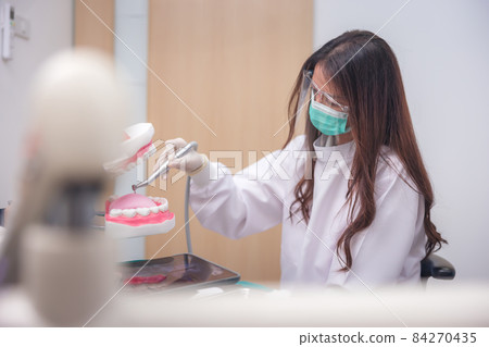 On the artificial jaw, the doctor clearly demonstrates how to brush the patient's teeth with a toothbrush. On the artificial jaw, the doctor clearly demonstrates how to brush the patient's teeth with a toothbrush. 84270435