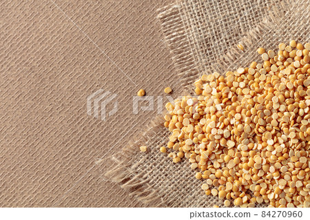 Raw uncooked  lentils (lens culinaris). 84270960