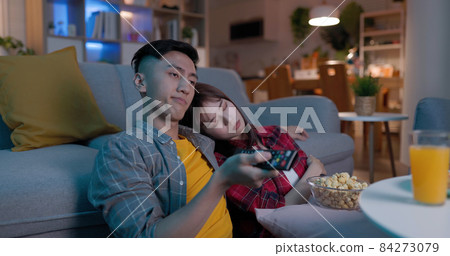 couple watch tv at home 84273079