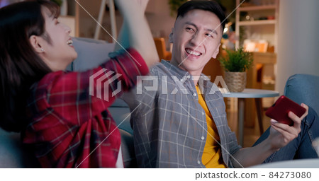 couple play games on mobile 84273080