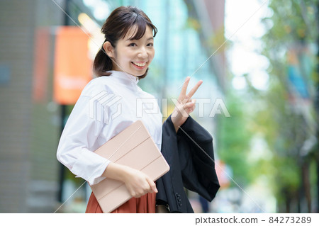一個女人微笑著做 V 形手勢 一個女人微笑著做 V 形手勢 84273289