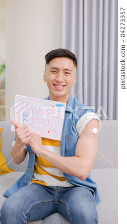 man has inject vaccine 84273357