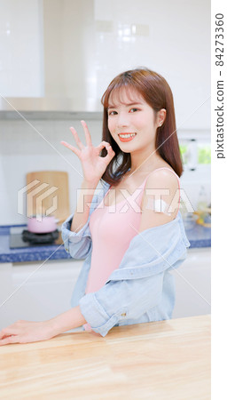 woman has inject vaccine 84273360