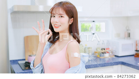 woman has inject vaccine 84273362