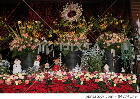 Christmas decorations in the lobby of the public hall 84274179