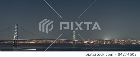 明石海峽大橋在晚上 84274602