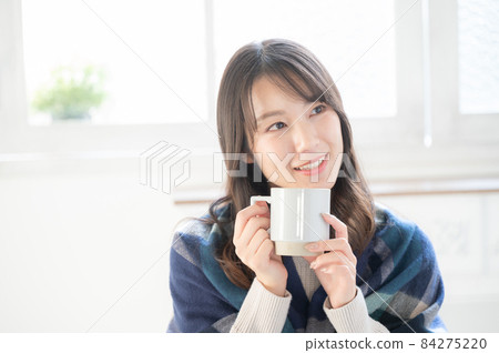 一個美麗的日本女人在白色的房間裡喝杯咖啡放鬆,就像一棟有復印空間的新房子 一個美麗的日本女人在白色的房間裡喝杯咖啡放鬆,就像一棟有復印空間的新房子 84275220