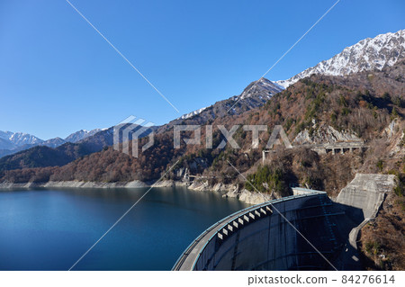 秋季（11 月） 黑部水壩和赤牛山和立山山脈 富山縣 84276614