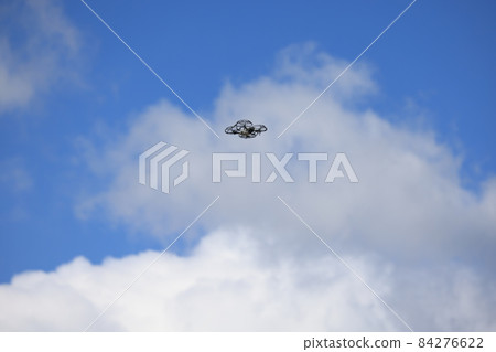 無人機在空中飛舞 84276622
