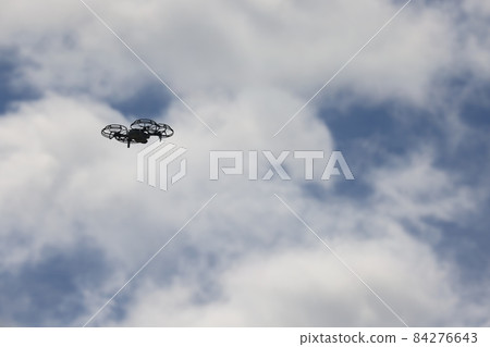 無人機在空中飛舞 無人機在空中飛舞 84276643