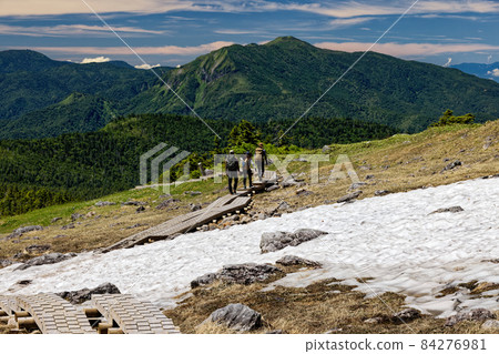 Summer Naeba Mountain Mountaineer Marsh Remaining Snow and Climbers 84276981