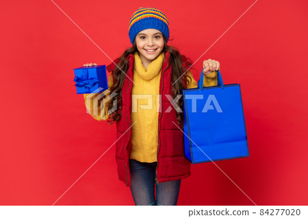seasonal christmas sales. glad teen girl in with box. boxing day. present and gifts buy. seasonal christmas sales. glad teen girl in with box. boxing day. present and gifts buy. 84277020