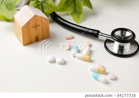 Medical image. Capsule-shaped medicine and stethoscope. Medical image. Capsule-shaped medicine and stethoscope. 84277338