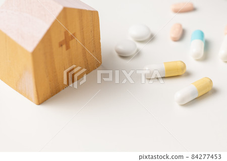 Medical image. Capsule-shaped medicine. 84277453