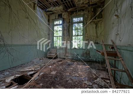 Ruins, ruins, abandoned hospitals, closed schools 84277921