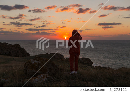 woman standing on the background of mountains and rivers 84278121
