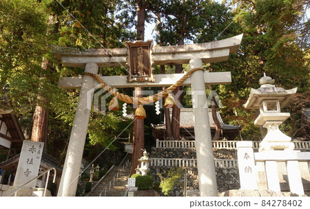 滋賀縣長浜市高月町日重神社(赤古寺)的鳥居和院落 滋賀縣長浜市高月町日重神社(赤古寺)的鳥居和院落 84278402