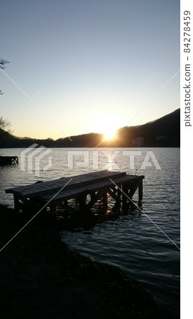一天結束時,夕陽輕輕照亮湖邊的景色 一天結束時,夕陽輕輕照亮湖邊的景色 84278459
