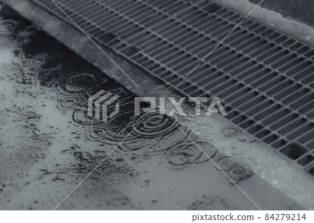 雨天的水坑和水嵴 雨天的水坑和水嵴 84279214