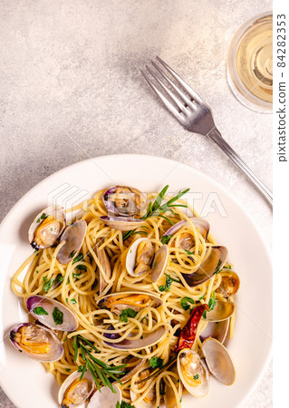 Seafood pasta with clams Spaghetti alle Vongole on a light background 84282353