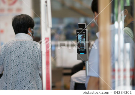 設施入口處的人臉識別·使用體表溫度測量裝置進行檢查 84284301