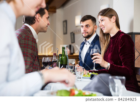 Friends dining at restaurant 84284925