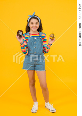 Happy girl sweet muffins cafe, culinary recipe concept 84285196
