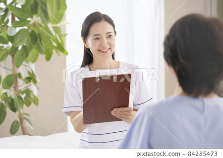 Middle-aged woman receiving counseling at an esthetic salon 84285473